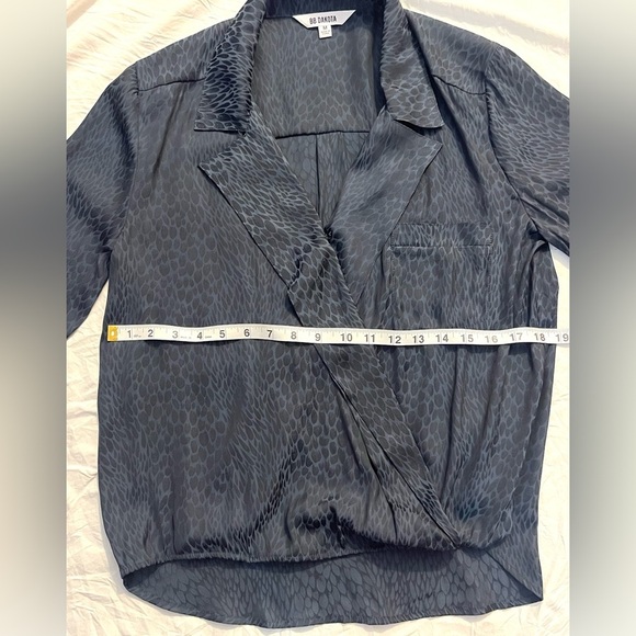 BB Dakota Women's Dark Blue & Black Patterned Wrap Blouse Size Medium - Picture 4 of 15